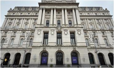 Lo sorprendieron dentro de un camarín con niñas en el Palacio Libertad, se tiró de una ventana y murió