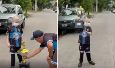 Tiene 8 años, tuvo que dejar el fútbol por una enfermedad, su equipo salió campeón y fueron a llevarle la copa