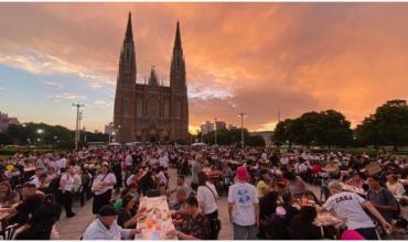“Ninguna Familia sin Navidad“: militantes de Grabois organizaron cenas multitudinarias en plazas del país