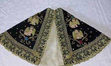 La capa que luce el Niño Alcalde refuerza símbolos de fe y memoria en el Tinkunaco riojano