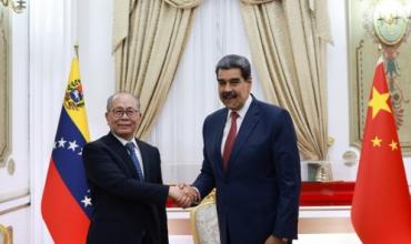 Nicolás Maduro recibió al enviado de China, habló de una “unión perfecta” contra Estados Unidos y dejó un “secreto” escrito en su regalo