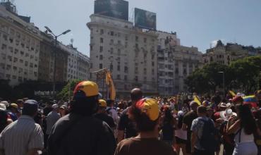 Cientos de venezolanos copan el obelisco para celebrar la caída de Maduro