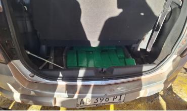 Intentaban ingresar a Misiones desde Brasil con 112 kilos de droga en el auto y fueron descubiertos en la Aduana: huyeron a pie