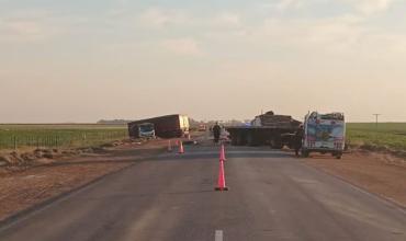 Trágico accidente en una ruta de Córdoba: dos camiones chocaron de frente y uno de los choferes murió