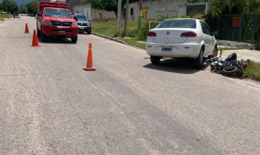 Choque entre una moto y un auto en Av. Juan Manuel de Rosas: un conductor fue trasladado al hospital
