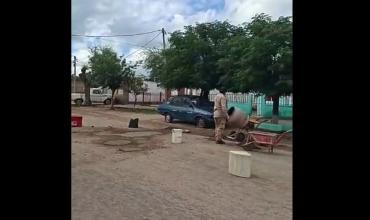 Vecinos del barrio Vicente Rosario realizaron bacheo de calles por iniciativa propia