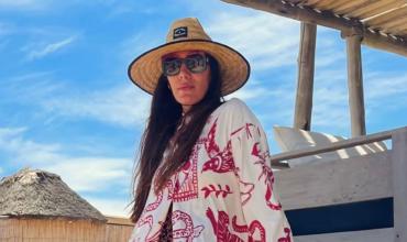 Florencia de la V causó impacto con su look playa en Uruguay: camisa estampada, sombrero de mimbre y bolso XL