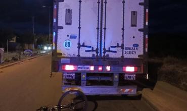Un ciclista perdió el control y terminó chocando contra un camión estacionado