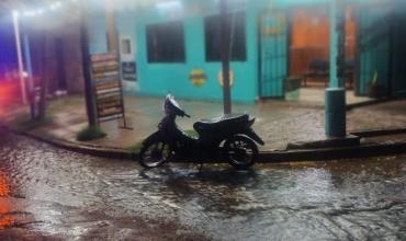 Accidente en Barrio Argentino: joven motociclista trasladado al hospital