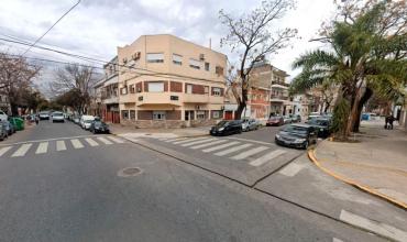 Un policía alcoholizado bajó de su auto con un arma, comenzó a disparar e hirió a un hombre