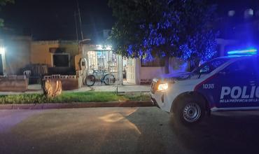 Le robaron la moto de la vereda cuando entró a una peluquería