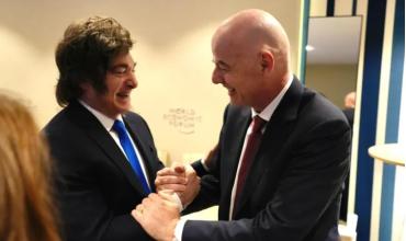 Javier Milei, a los abrazos con Gianni Infantino en plena avanzada del Gobierno contra la AFA