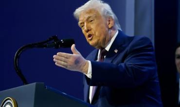 Donald Trump volvió a mostrar moretones en sus manos en Davos y hay preocupación por su salud