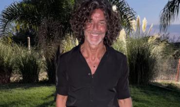 Mariano Martínez, cancherísimo en jean y camisa abierta arremangada: “Black mood”