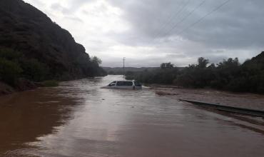 Inundaciones en Villa Mazán: el río La Punta desbordó y afecta el acceso al pueblo