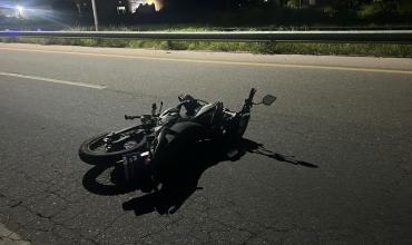 Motociclista sufrió un siniestro vial por culpa de un bache