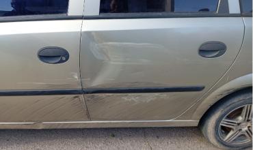 Daños materiales en un automóvil estacionado en el centro de Chepes