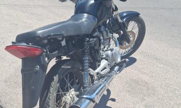 Persecución policial y choque: un motociclista fue detenido tras embestir a un efectivo