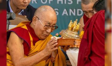 China calificó de "maniobra política" el premio Grammy otorgado al Dalái Lama