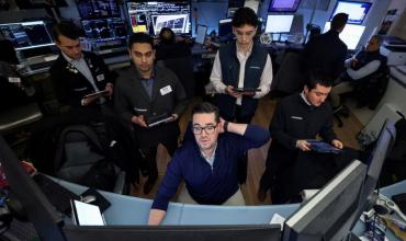 Las acciones argentinas caen hasta 7% y el riesgo país se mantiene por encima de los 500 puntos