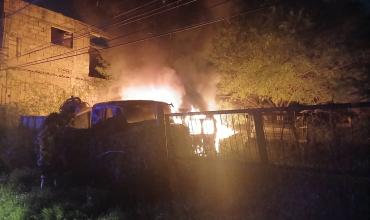 Incendio afectó una obra en construcción y vehículos abandonados en barrio San Vicente 