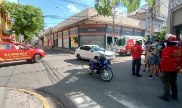 Colisión entre una moto y un automóvil dejó a un joven con lesiones leves