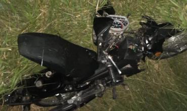 Capital: murió un motociclista que realizó un “willy” y chocó contra un poste de luz