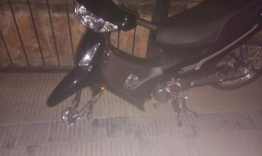 Capital: dejó su moto estacionada en la vereda y le robaron la rueda delantera