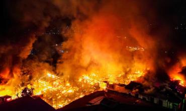 Voraz incendio consume bodega, viviendas y vehículos en el centro de San Salvador