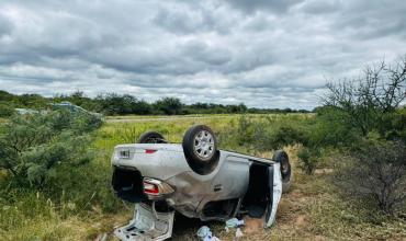 Vuelco en Ruta 38 por maniobra para esquivar un bache: una menor fracturada