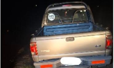 Camioneta quedó varada en un rio en Villa Unión  tras sufrir desperfecto mecánico