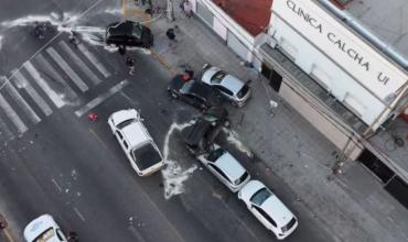 Impactante choque múltiple de siete autos en Quilmes: una camioneta quedó encima de dos vehículos