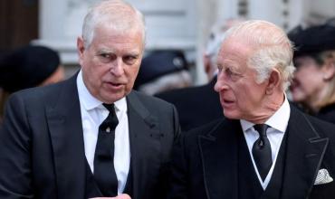 Así cayó el príncipe Andrés: su vínculo con Epstein, títulos reales perdidos y un arresto histórico