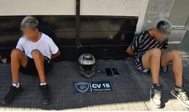Detuvieron a dos adolescentes con antecedentes que intentaron robar una moto en el centro porteño