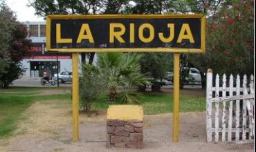 Un vecino dañó la luneta de un auto mientras cortaba el césped y se comprometió a pagar