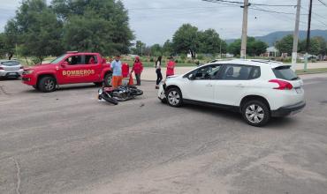 Accidente frente a la Residencia: una motociclista sufrió una posible fractura tras un fuerte choque