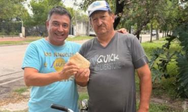 Perdió un sobre con dólares y un empleado municipal se lo devolvió intacto en Córdoba