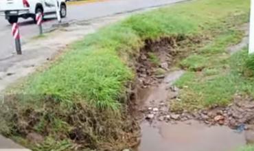 Fuertes precipitaciones provocaron anegamientos y daños en calles de la capital