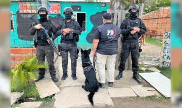 Operativo antinarco en Rosario: secuestran droga, dinero y motos en tres barrios