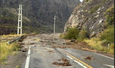 Las imágenes del fuerte temporal en Mendoza: derrumbes, viviendas inundadas y 30 personas varadas