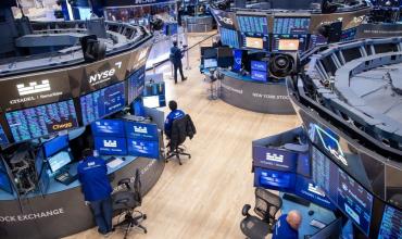 El riesgo país de la Argentina vuelve a la zona de los 600 puntos por la guerra en Medio Oriente