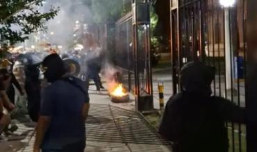 Incidentes por un reclamo salarial de la Policía de Jujuy: rompieron una reja de la Casa de Gobierno