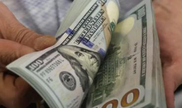 El dólar cayó a $1.400 y se aleja del techo de las bandas cambiarias