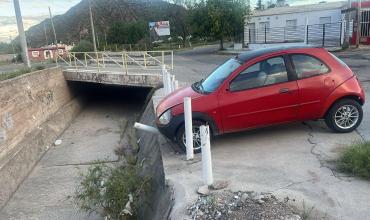 Chilecito: un auto terminó incrustado en la contención de un canal tras quedar sin freno de mano