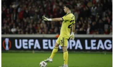 Con bandera incluida, el hostil recibimiento al Dibu Martínez en Francia en Lille-Aston Villa