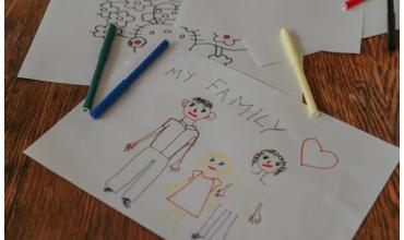 La Corte Suprema anuló un fallo que permitía inscribir a un niño con dos padres y una madre