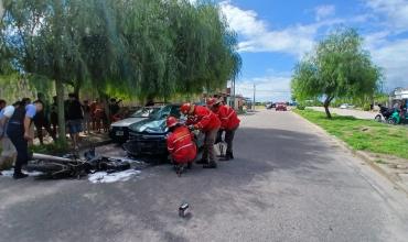 Grave siniestro vial en avenida René Favaloro: un motociclista resultó con fracturas