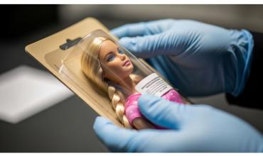 Hallan fentanilo oculto en empaques de muñecas Barbie y detienen a un sospechoso