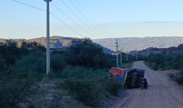 Malanzán: volcó un camión con destino a San Juan que transportaba abono