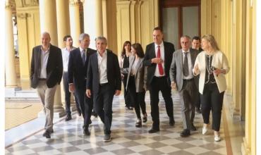 La trastienda de la defensa de Manuel Adorni: la asesoría de Santiago Caputo, el scrum de los ministros y una conferencia de combate